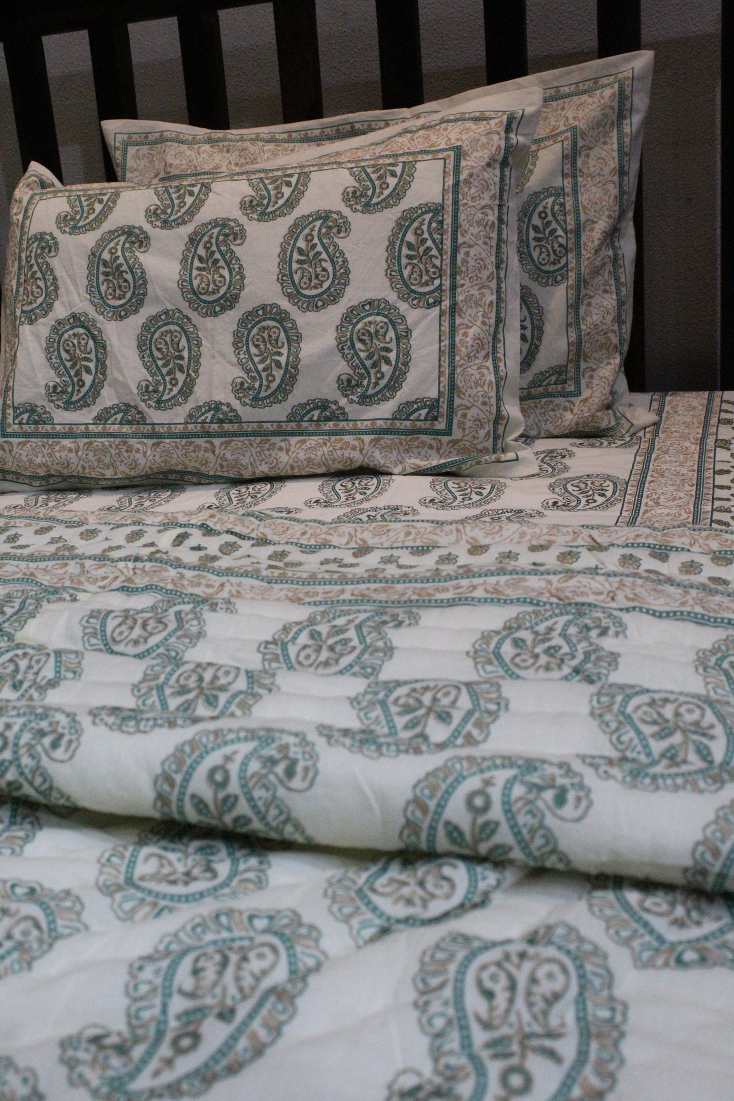 Tales of Summer Green Paisley Non Reversible AC Comforter